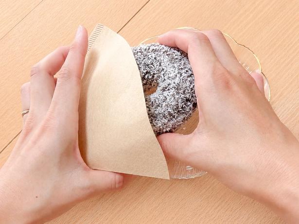 コーヒーフィルターにドーナツをはさむと…（▶完成形を見る） 撮影／こぽり