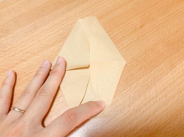 開いて両サイドに折り目を付ける（▶次へ） 撮影／こぽり