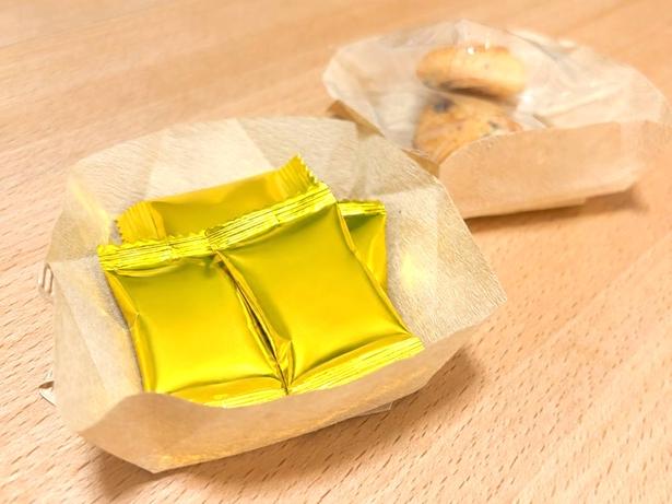 机などに置けばお菓子やごみを捨てられる 撮影／こぽり