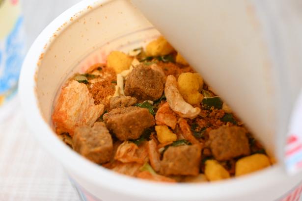 おなじみの謎肉も入った「冷しカップヌードル ピリ辛キムチ味」