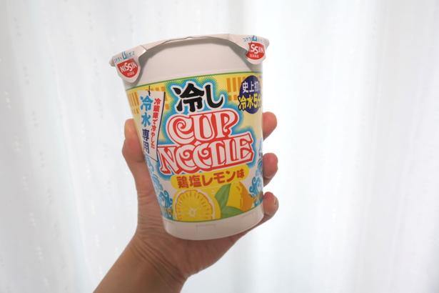 手に取った感じでは通常のカップヌードルと同じくらいのサイズ感