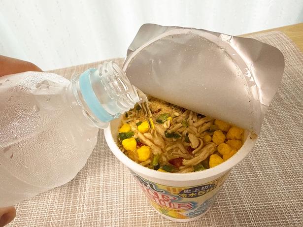 冷蔵庫で冷やした水を容器の内側の線まで注ぎ入れよう