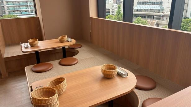 小上がりの掘りごたつ席は、子ども連れでも足を伸ばしてくつろげる