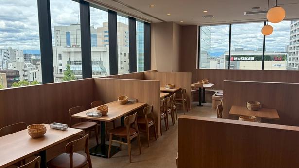 調布の街を見渡す窓際席。明るく開放的な店内