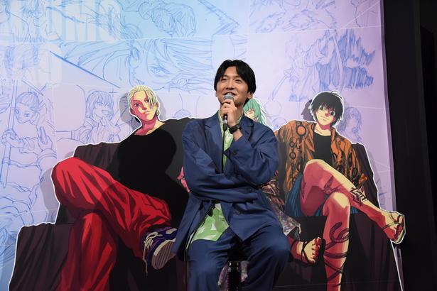 「SAKAMOTO DAYS展」の見どころについて話す島﨑信長さん