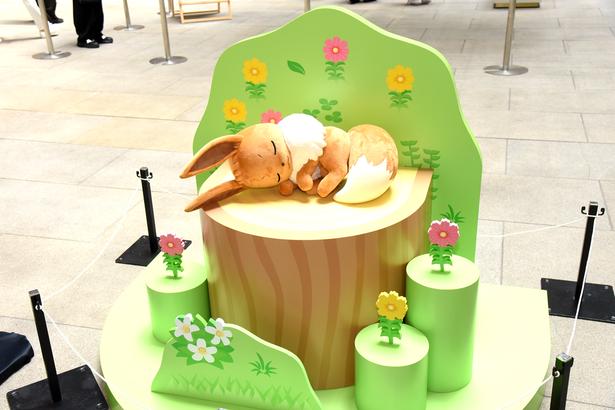 気持ちよさそうに眠るイーブイのフォトスポット (C)Pokémon/Nintendo/Creatures/GAME FREAK　Pokémon Sleep is developed by SELECT BUTTON inc.　ポケットモンスター・ポケモン・Pokémonは任天堂・クリーチャーズ・ゲームフリークの商標です。　撮影：ソムタム田井