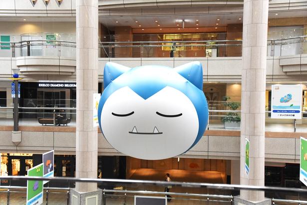 巨大なカビゴンが眠る「おやすみカビゴン広場」 (C)Pokémon/Nintendo/Creatures/GAME FREAK　Pokémon Sleep is developed by SELECT BUTTON inc.　ポケットモンスター・ポケモン・Pokémonは任天堂・クリーチャーズ・ゲームフリークの商標です。　撮影：ソムタム田井