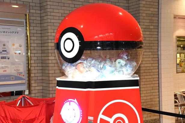 モンスターボールをモチーフにしたメガポケモンガチャ (C)Pokémon/Nintendo/Creatures/GAME FREAK　Pokémon Sleep is developed by SELECT BUTTON inc.　ポケットモンスター・ポケモン・Pokémonは任天堂・クリーチャーズ・ゲームフリークの商標です。　撮影：ソムタム田井