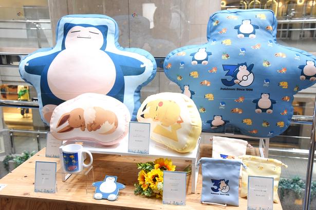 カビゴンのBIGクッションなど、多彩なグッズも販売中 (C)Pokémon/Nintendo/Creatures/GAME FREAK　Pokémon Sleep is developed by SELECT BUTTON inc.　ポケットモンスター・ポケモン・Pokémonは任天堂・クリーチャーズ・ゲームフリークの商標です。　撮影：ソムタム田井