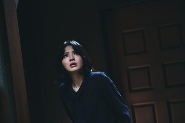 『だぁれかさんとアソぼ？』で、怪異に巻き込まれる心理カウンセラーの小春役を演じた鎮西寿々歌
