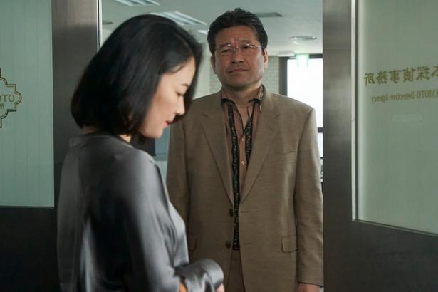 【写真を見る】尋津民恵(黒木華)と米本洋一(佐藤二朗)の関係性とは？