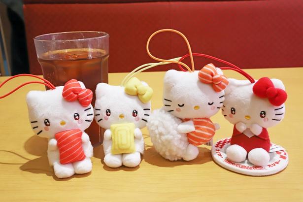 「第1弾 ハローキティ コラボマスコット付き ソフトドリンク」(1350円〜)に付くコラボマスコットは、写真の4種類に加えシークレット1種類を用意。幅が約6センチ、高さが約9センチの手のひらサイズ