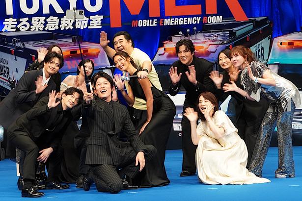 完成披露舞台挨拶で、笑顔弾ける!