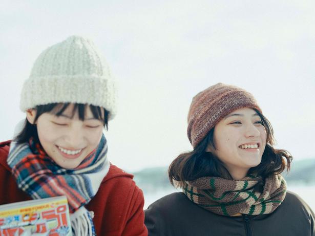 【写真を見る】藤野と京本の屈託ない笑顔がまぶしい