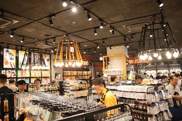 東京ドームにはグッズショップが多数存在し、外周の店舗はチケットなしで入店可能だ
