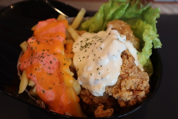 クリスピーチキンにはタルタルソースが、ポテトには明太チーズソースが添えられている