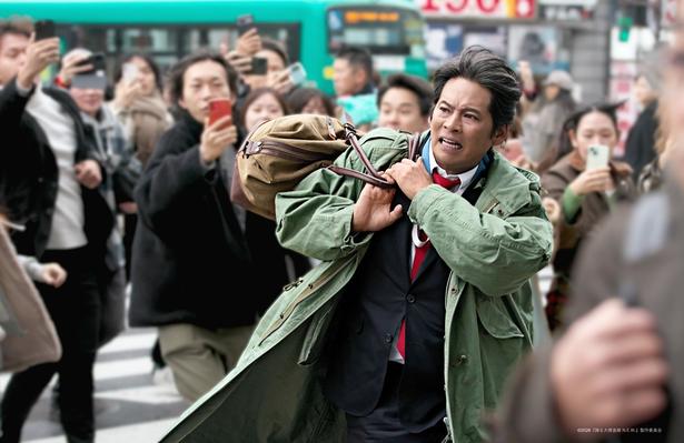 撮影は、約400名のエキストラに追われながら新宿の街を疾走する、大迫力のシーンでスタートした
