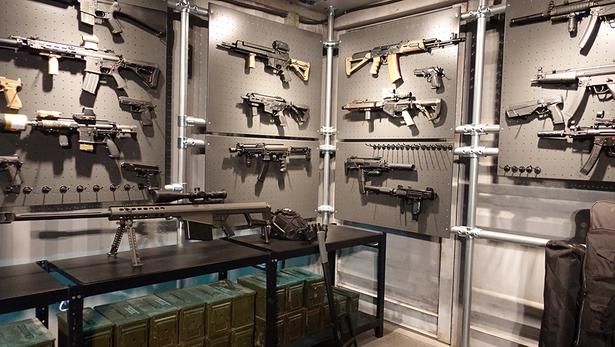 様々な銃が飾られたジンマンのアジト