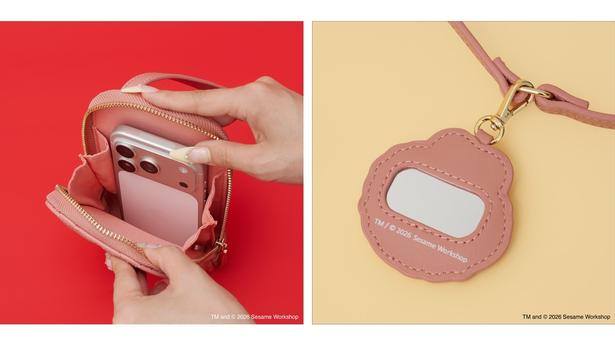 スマホがぴったり収まるサイズ感。ミラーチャームは取り外し可能で、アレンジも楽しめる