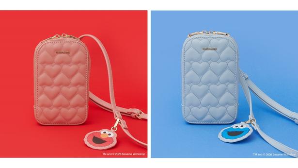 ハート型キルティングのスマホショルダー。エルモとクッキーモンスターのミラーチャーム付き