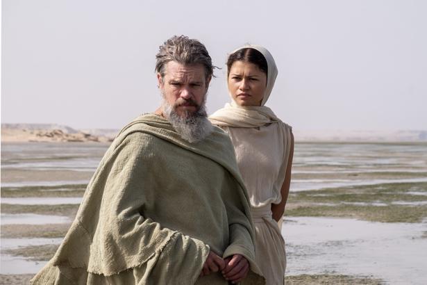 主人公のオデュッセウス(マット・デイモン)と女神アテナ(ゼンデイヤ)
