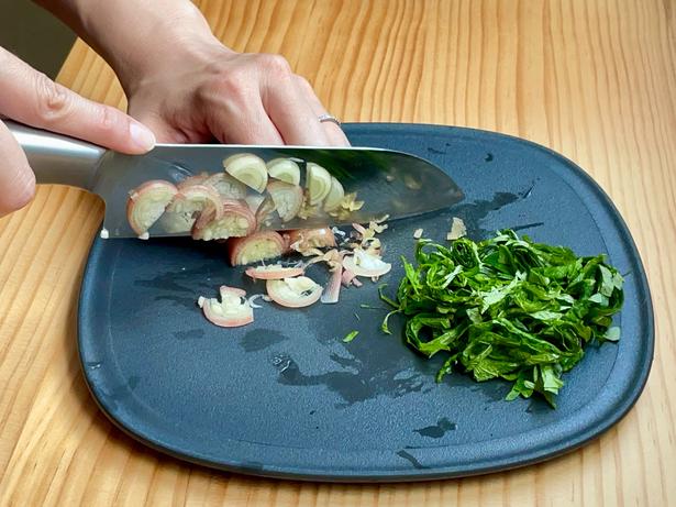 薬味を細かく刻んで…（▶次へ） 撮影／あんこ