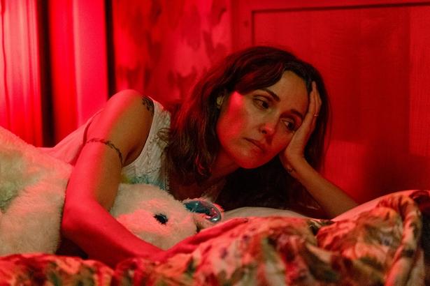 【写真を見る】ローズ・バーン演じる主人公リンダの"限界"が垣間見える姿