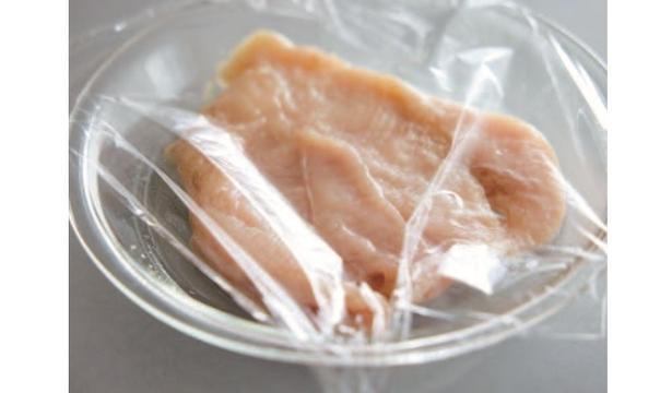 とり肉は耐熱皿にのせて下味をもみ込み、ラップをかけて5分レンチンする レシピ考案／ Mizuki　撮影／木村 拓