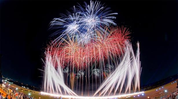 「葛飾納涼花火大会」無数の光が夜空を覆う、迫力満点のクライマックス花火