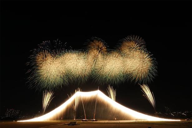 「江戸川区花火大会」趣向をこらした花火と音楽のコラボが楽しい