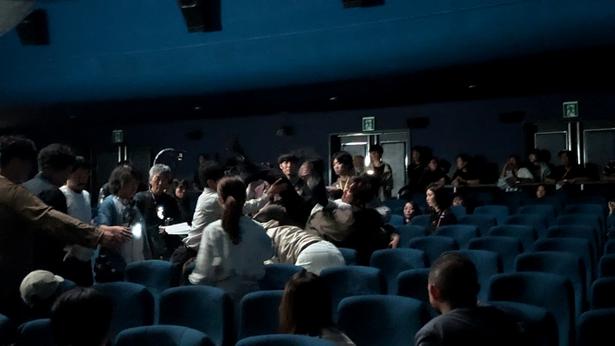 アクション部と座席の上を、ライブハウスのダイバーのように転がるアクションにも挑戦していた成宮
