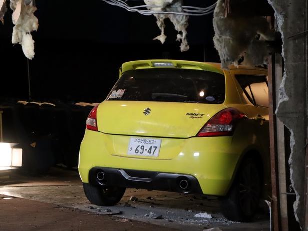 突っこんだ車のおしり
