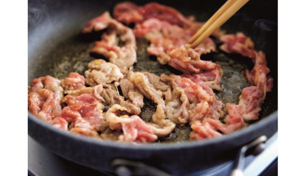 フライパンにごま油を中火で熱し、豚肉を広げて入れる。両面を焼いて火を通す レシピ考案／ Mizuki　撮影／木村 拓
