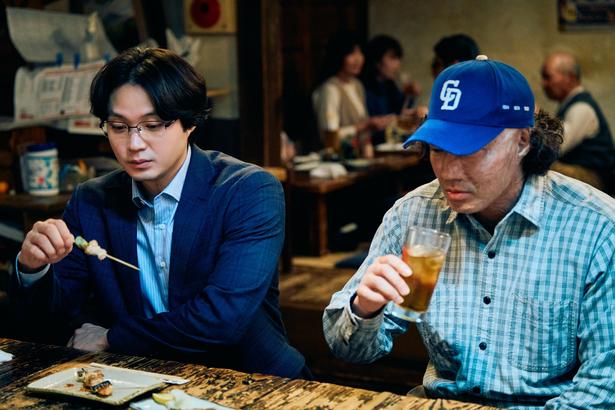 龍之介と埜本のお酒の席のシーンを切り取った場面写真