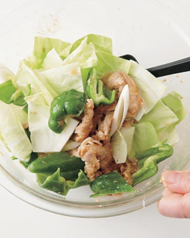 肉、野菜の2段階レンチンでしっかり味をなじませる。「レンジ回鍋肉」 レシピ考案／井原裕子　撮影／野口建志