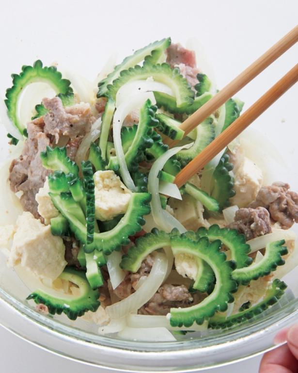 肉の色が完全に変わるまで600Wで6分レンチンし、混ぜ合わせる。「豚こまと豆腐のゴーヤーチャンプルー」 レシピ考案／井原裕子　撮影／宗田育子