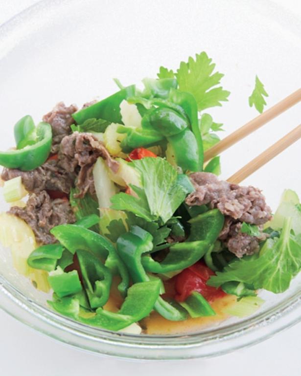 肉の色が完全に変わるまで600Wで5分レンチンし、セロリの葉を加え、混ぜ合わせる。「牛肉とセロリのにんにく炒め」 レシピ考案／井原裕子　撮影／宗田育子
