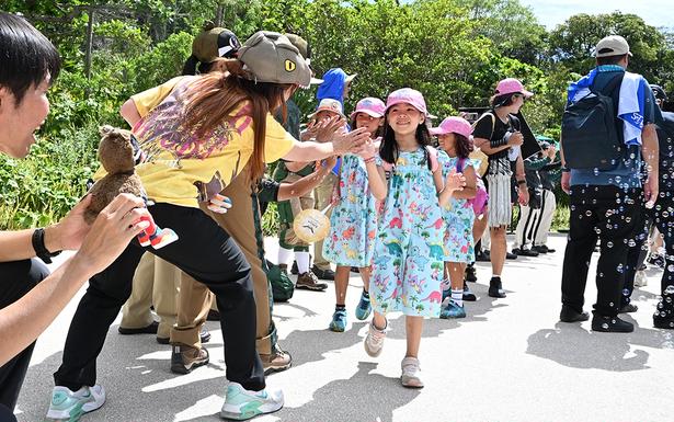 おそろいの服を着て来園する子どもたち