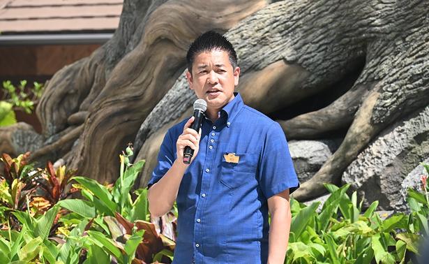 オープニングセレモニーで挨拶するジャパンエンターテイメントの加藤健史CEO