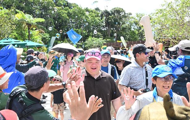 列を成してパークに入っていく来園者たち