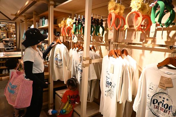 来園者からの人気が高いというオリオンビールとのコラボTシャツ