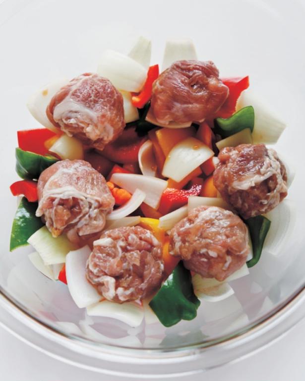 豚肉は調味料をもみ込んで6等分し、だんご状に丸める。「豚こまのレンジ酢豚」 レシピ考案／伊藤晶子　撮影／澤木央子