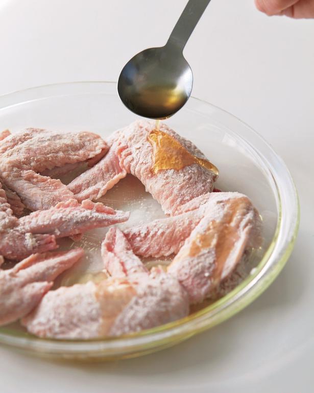 皮目を上にして並べ、ごま油大さじ1を全体にかける。「レンジ手羽先揚げ名古屋風」 レシピ考案／小田真規子　撮影／澤木央子
