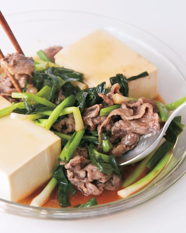 ラップをかけて600Wで7分レンチンしたあと、牛肉を食べやすくほぐし、煮汁を豆腐にからめて味をなじませる。「しみしみレンジ肉豆腐」 レシピ考案／小田真規子　撮影／澤木央子