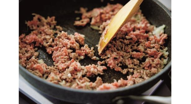 フライパンに油小さじ1を中火で熱し、ひき肉、玉ねぎを炒める レシピ考案／ Mizuki　撮影／木村 拓