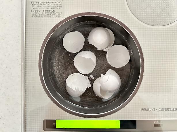 洗った卵の殻を75℃以上のお湯で3分間加熱し、サルモネラ菌を撃退（▶次へ） 撮影／ひとか