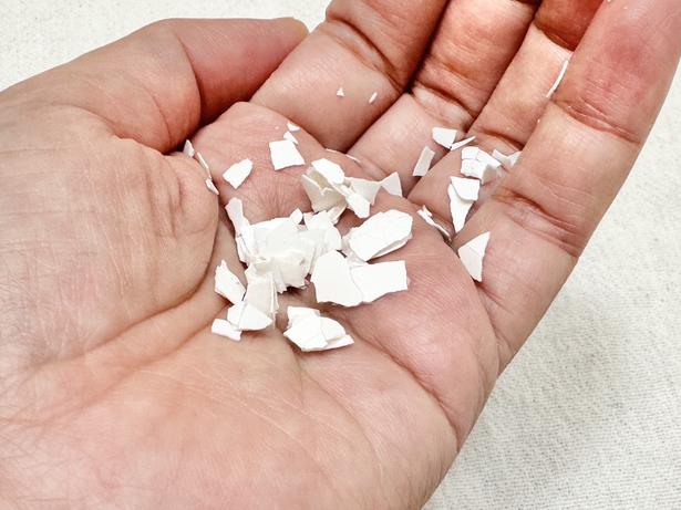 卵の殻が小さく砕けたら、準備完了！（▶水筒の茶渋をチェック） 撮影／ひとか