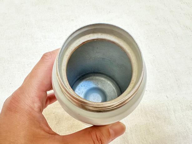 フチを中心に、茶渋がついています…（▶手順を紹介） 撮影／ひとか
