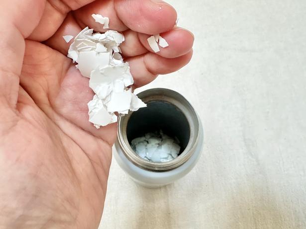 水筒の中に、下準備した卵の殻を入れます（▶次へ） 撮影／ひとか