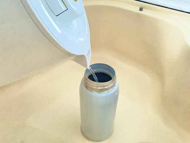 容量の3分の1くらいまでぬるま湯を注いで…（▶次へ） 撮影／ひとか